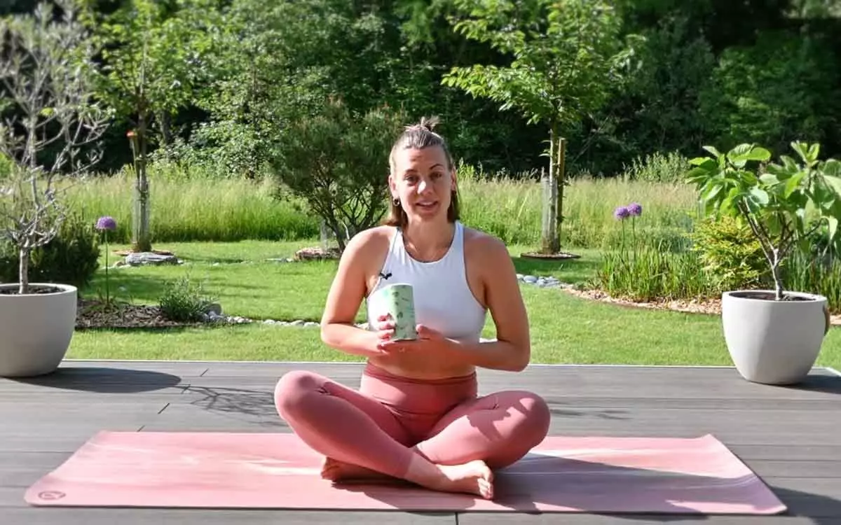 Üben Sie Yoga Cycle mit Audrey Girard für menstruelles Wohlbefinden.